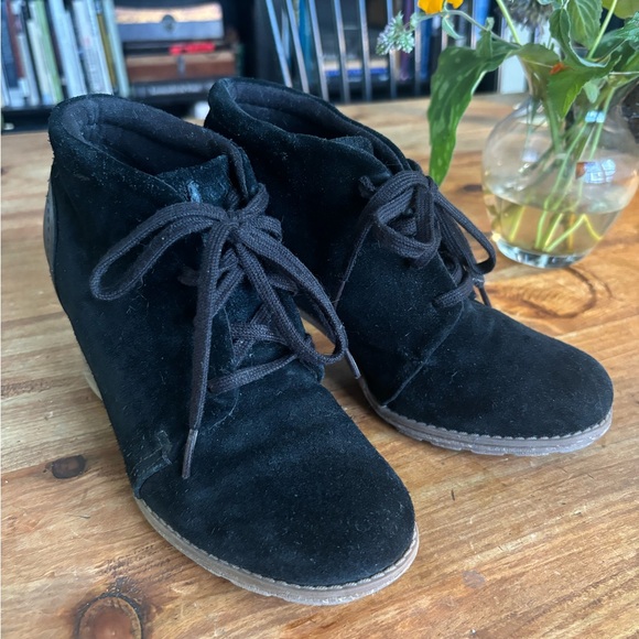 Clarks Comfortable Black Suede Laced Oxford Bootie Heel - Picture 2 of 8